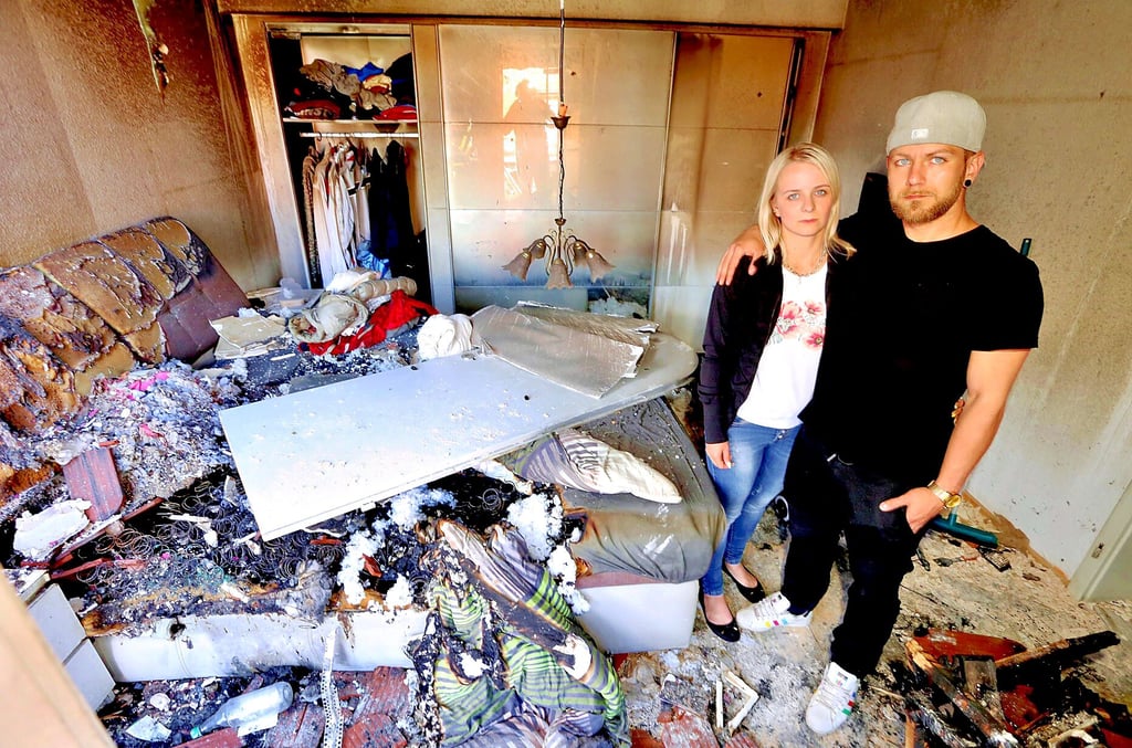 Victoria Freitag und Sebastian Meder stehen in den Trümmern ihres verbrannten Schlafzimmers.
