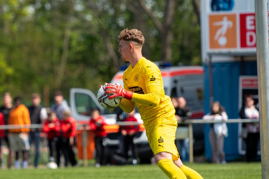 HFC-A-Junioren-Torwart Torhueter Luca Bendel in Aktion.