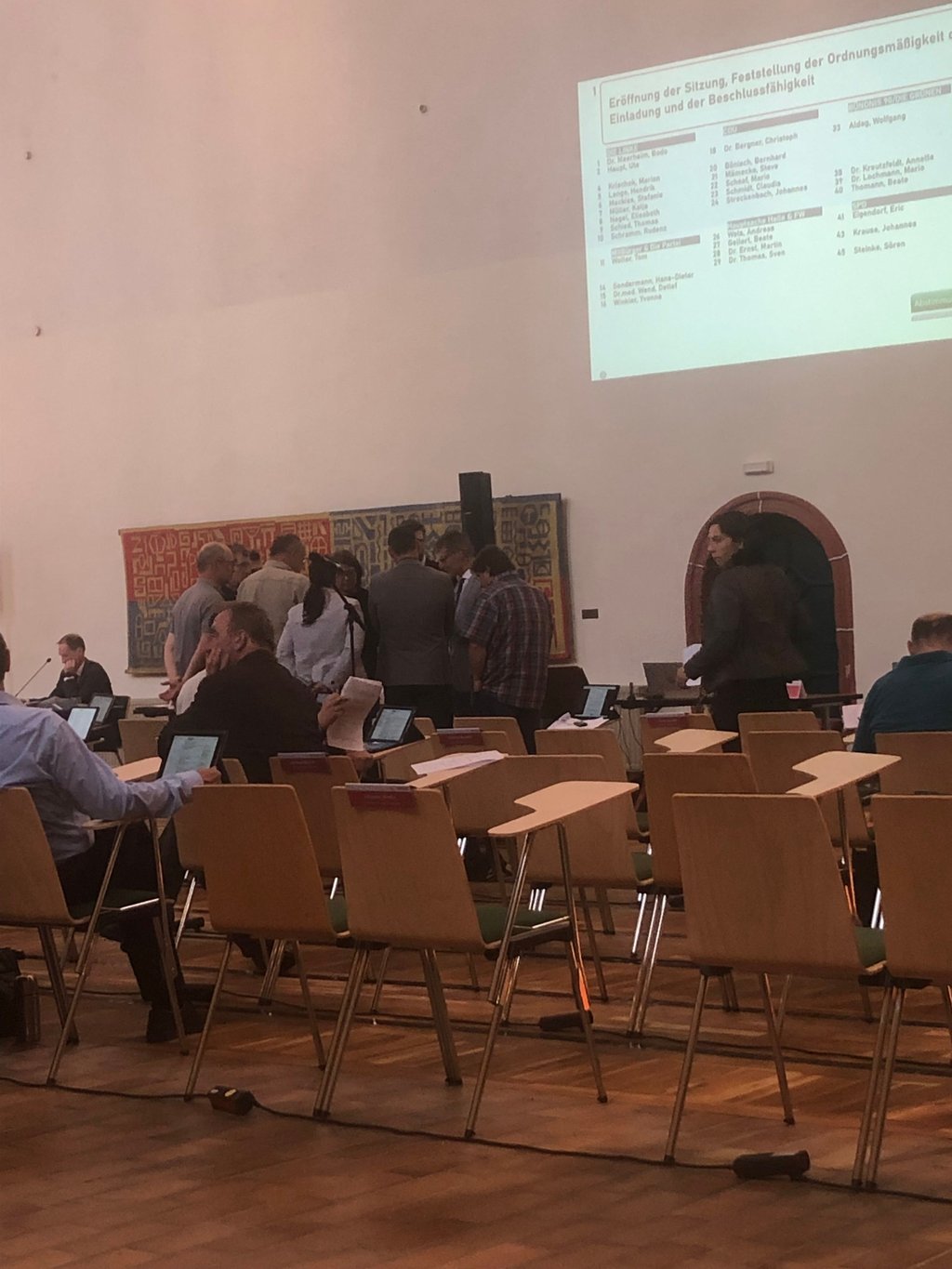 Die Vorsitzenden der Fraktionen beraten sich, während die Sitzung unterbrochen ist.