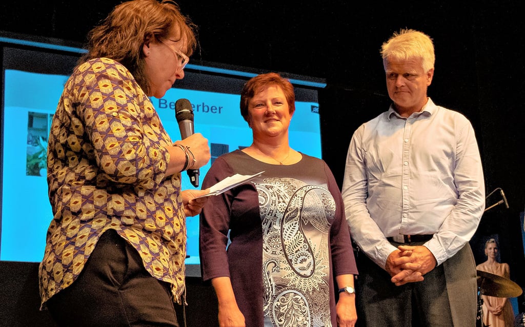 Katrin und Wilfried Pusch gewannen am Montag den Existenzgründerpreis Zeitzer Michael - hier im Gespräch mit Moderatorin Anne Sailer (l.).