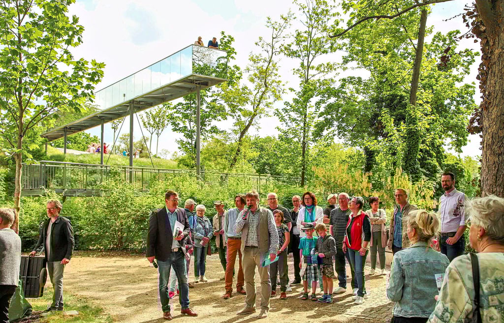 Zum Uniparkfest am 14. Mai nahmen die ersten Baumpaten ihre Urkunden entgegen.