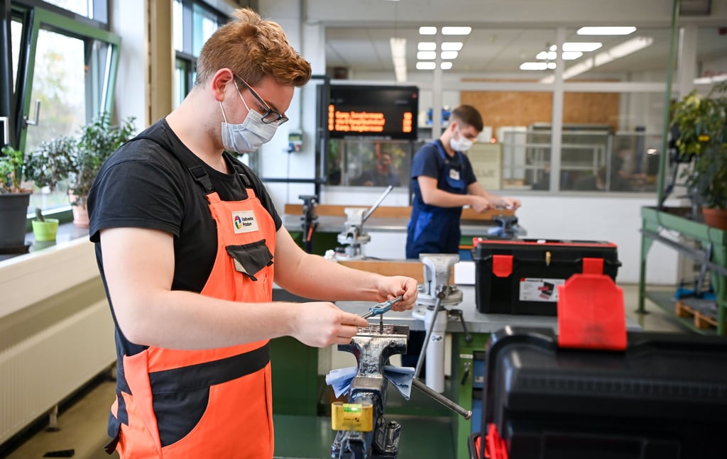 Auszubildende in ihrer Lehrwerkstatt (Symbolbild)