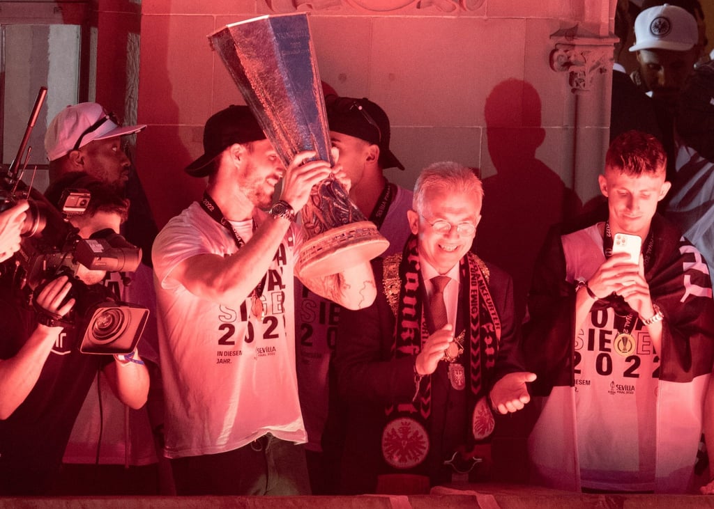 Peter Feldmann (2.v.r, SPD), Oberbürgermeister von Frankfurt am Main, steht mit einem Eintracht-Schal bei der Europa-League-Siegesfeier der Eintracht auf dem Römerbalkon.