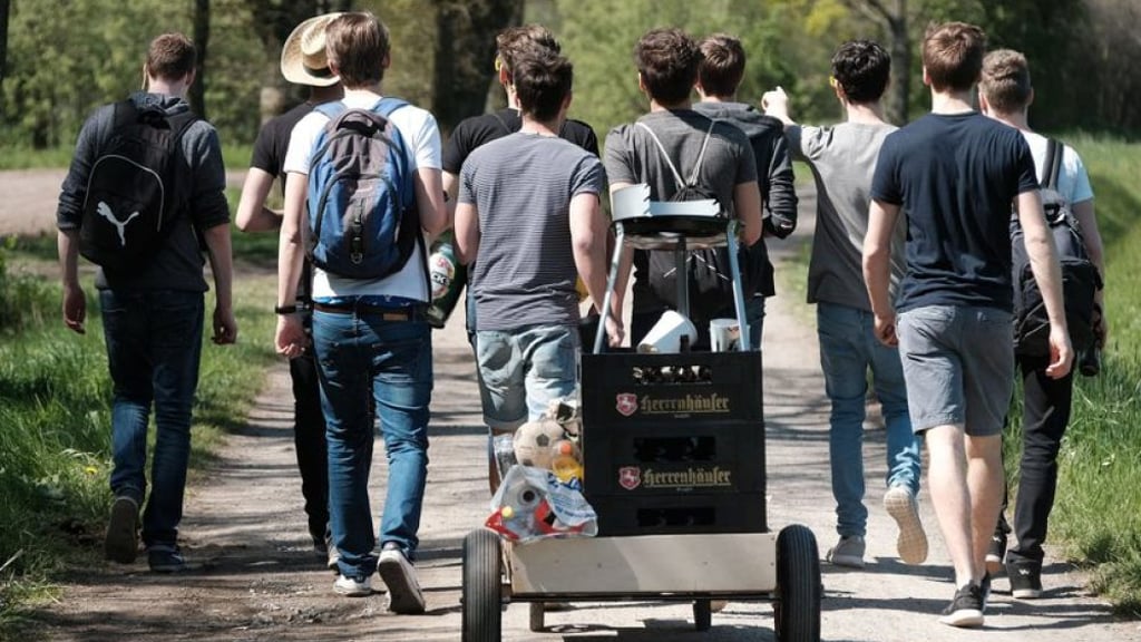 Bollerwagen und Bier - so feierten Männer hierzulande üblicherweise den Vatertag. Doch es ist eine Trendwende abzusehen.