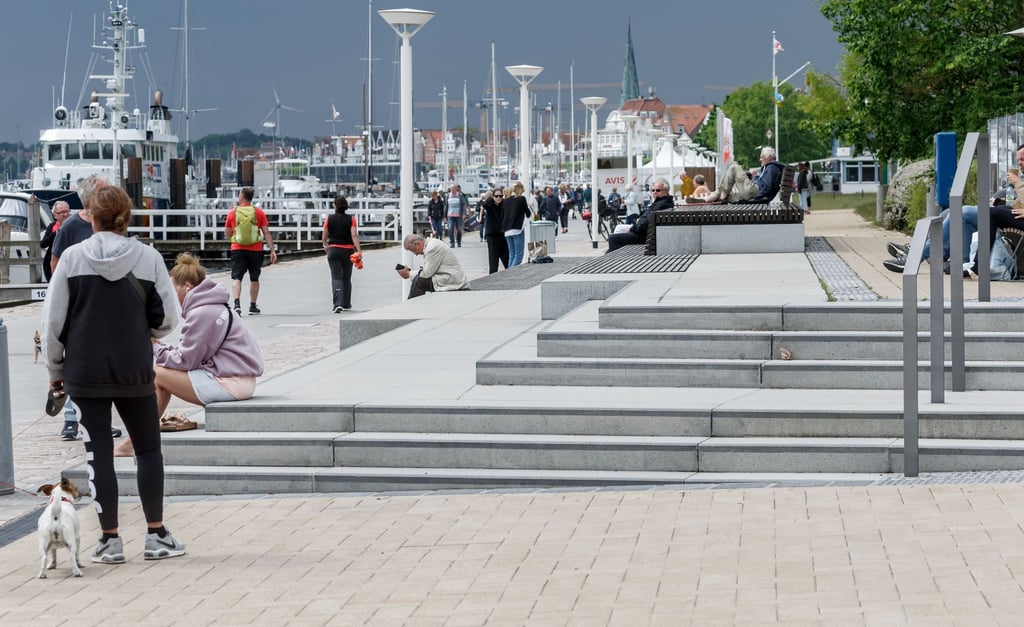 Hell gepflasterte Plätze und gestufte Zugänge, auf denen auch gesessen werden kann, sind die Kennzeichen der neugestalteten Travepromenade in Travemünde.