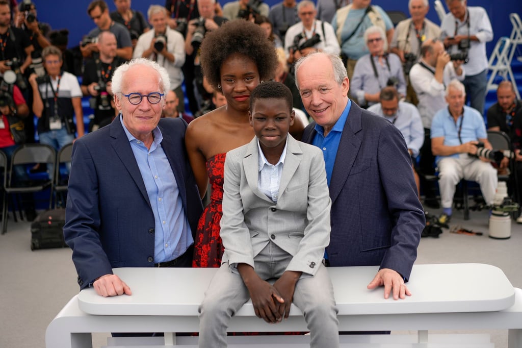 Regisseur Jean-Pierre Dardenne (l-r), Mbundu Joely, Pablo Schils und Regisseur Luc Dardenne stellten ihren Film „Tori and Lokita“ in Cannes vor.