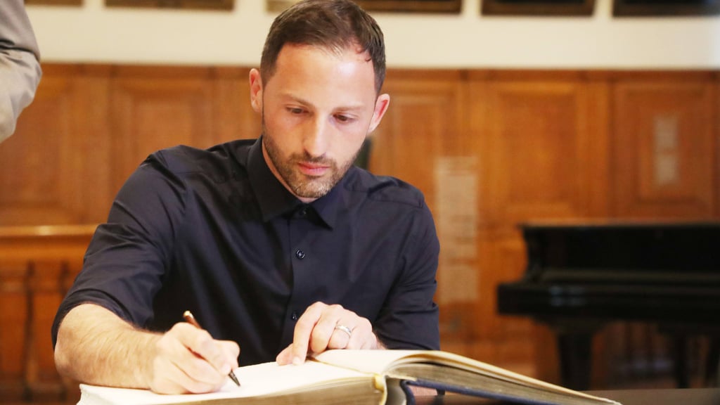 Unterschrift unter den neuen Vertrag bei RB Leipzig? Domenico Tedesco setzte seine Signatur erstmal nur ins Goldene Buch der Stadt Leipzig.