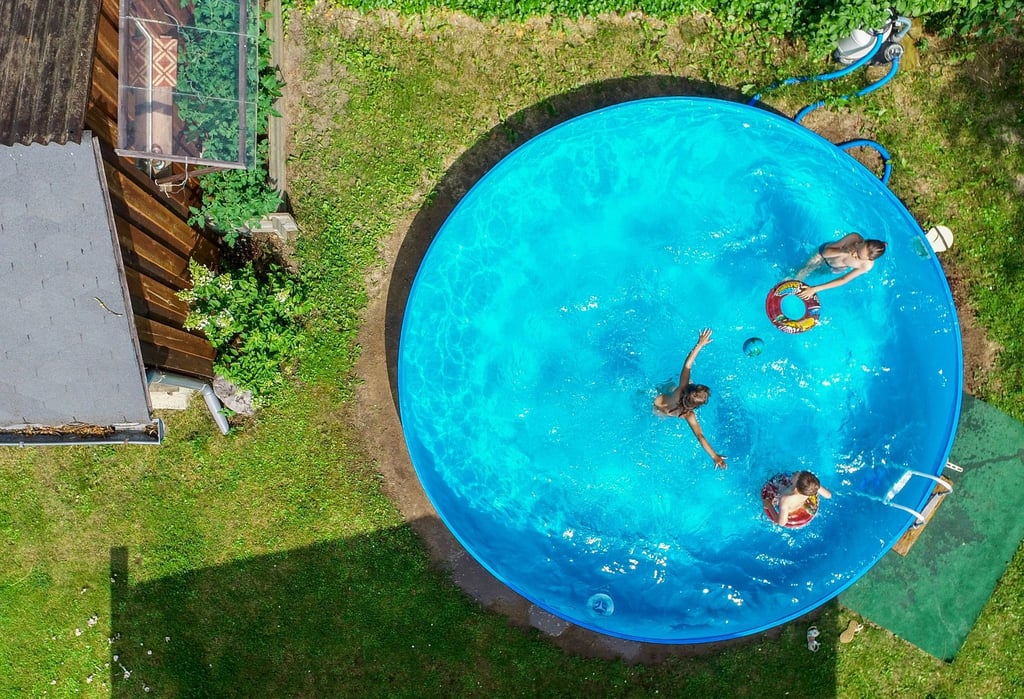 Wer einen Pool in seinem Garten aufstellen will und Kinder hat, sollte vorab an einige Sicherheitsmaßnahmen denken.