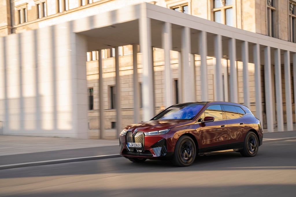 Bayerische Sause: Mit dem iX M60 nimmt BMW ein elektrisches Sport-SUV ins Programm.