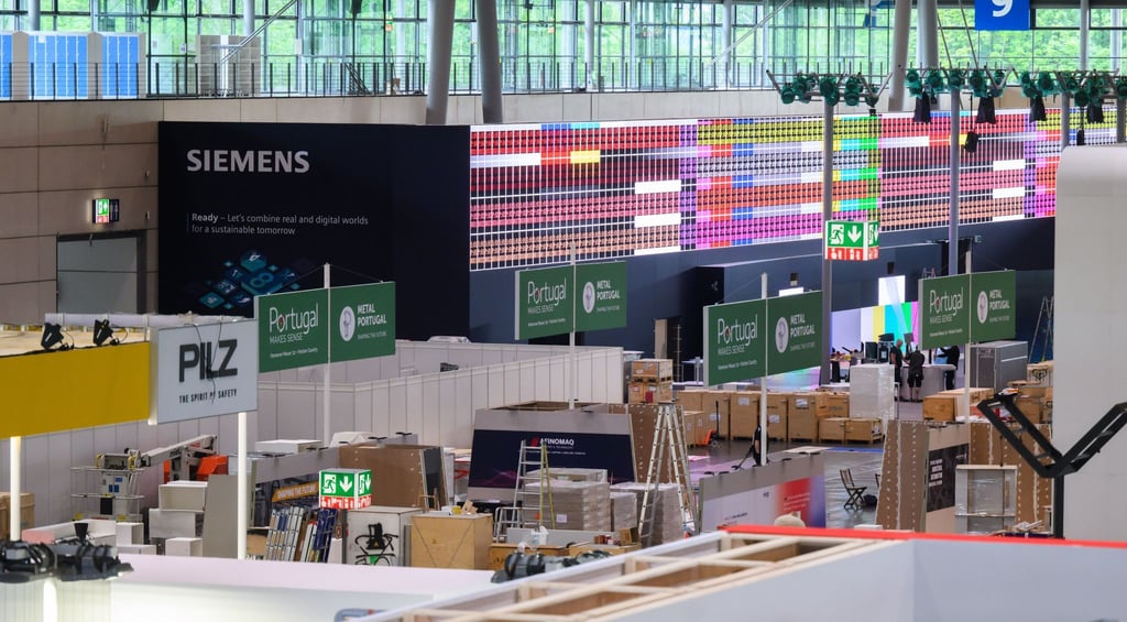 Messestände werden in der Messehalle 9 zur Hannover Messe 2022 aufgebaut.