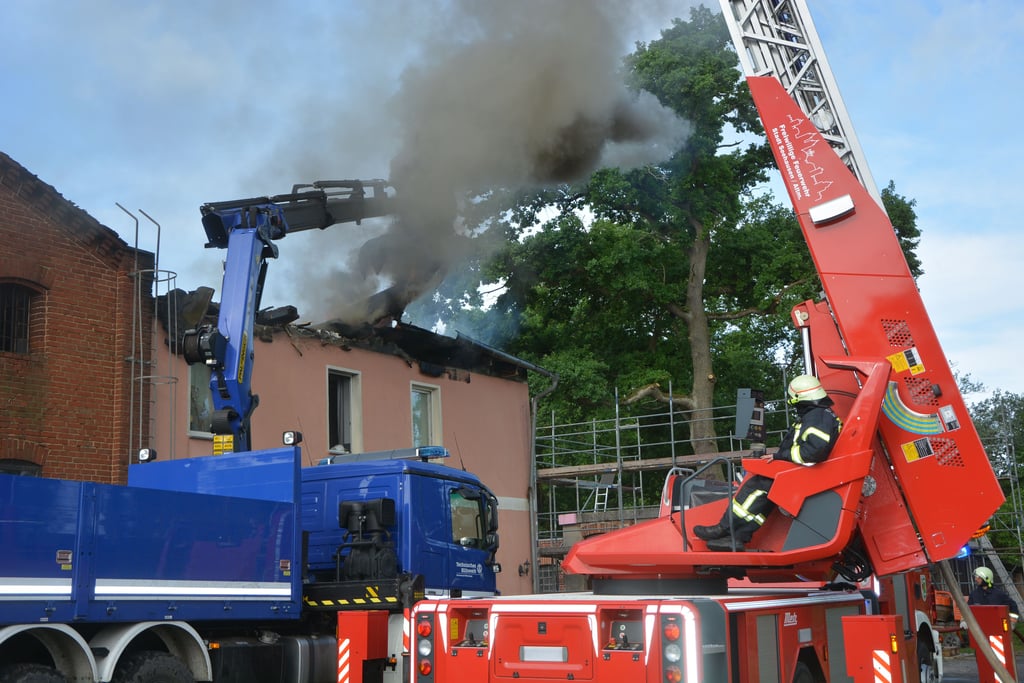 Das Technische Hilfswerk Ortsverband Wittenberge öffnet am Morgen nach der Brandnacht in Eickerhöfe (Seehausen) die Dächer von Werkstatt und Wohnhaus (Foto), damit die Feuerwehr besser löschen kann.