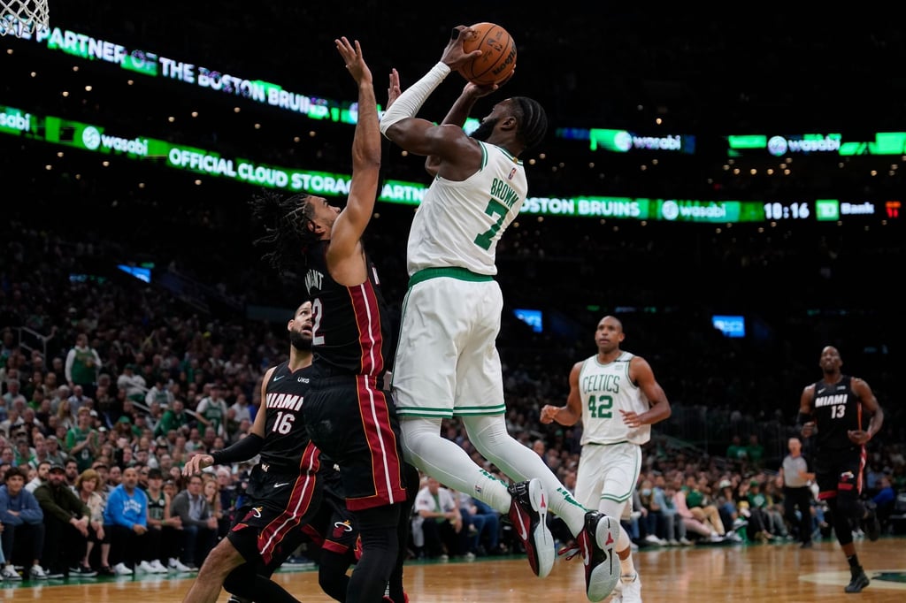 Jaylen Brown (M) glich mit den Boston Celtics gegen die Miami Heat aus.