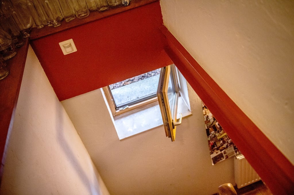 Fenster weit auf: Gerade nach dem Ausbau eines Kellers ist regelmäßiges Stoßlüften besonders wichtig.