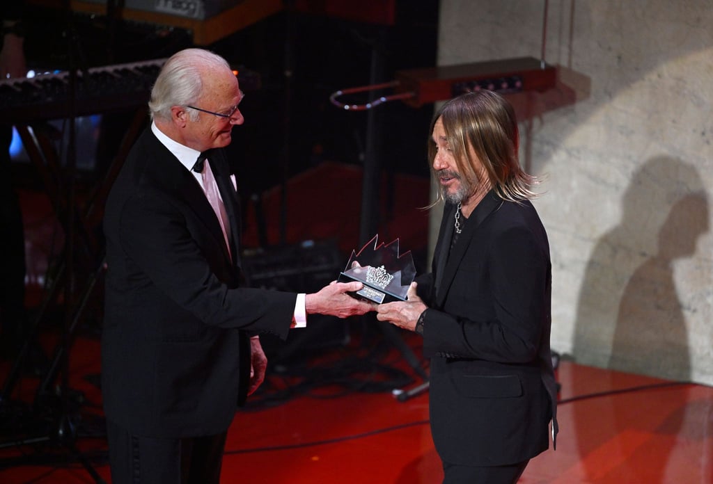 Iggy Pop (r) erhält vom schwedischen König Carl XVI. Gustaf den Polarpreis.