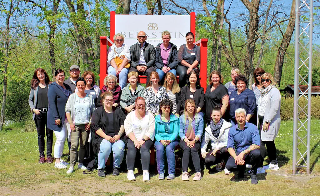 Ein Gruppenfoto gehört auch zur Klausurtagung, wenn diese wieder in Präsenz stattfinden kann. Bei der Tagung der leitenden Pflegekräfte der Johannesstift Diakonie im Kreis war das so. Sie trafen sich in Nienburg.