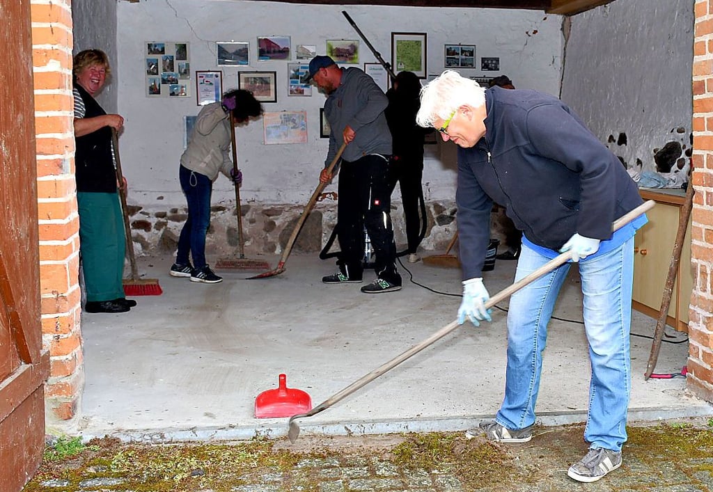 Drinnen und draußen wurde am Sonnabend alles für das Fest zum 700-jährigen Bestehen von Kraatz vorbereitet.