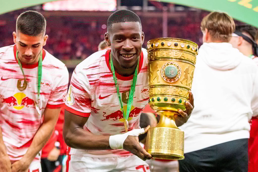 DFB-Pokalsieger Nordi Mukiele (r.).