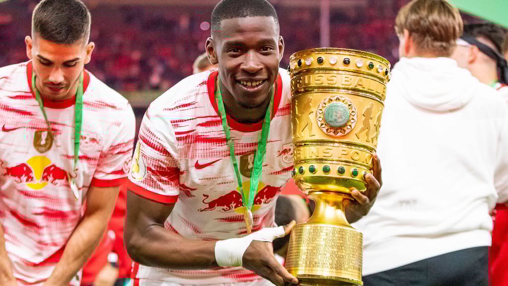 DFB-Pokalsieger Nordi Mukiele (r.).