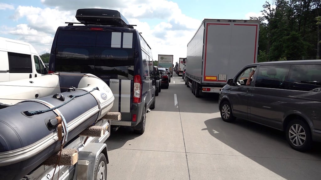 Aufgrund des verlängerten Wochenendes staut es sich bereits am Mittwochmittag auf den Straßen in Sachsen-Anhalt. So wie auch auf der A2 in Richtung Berlin.