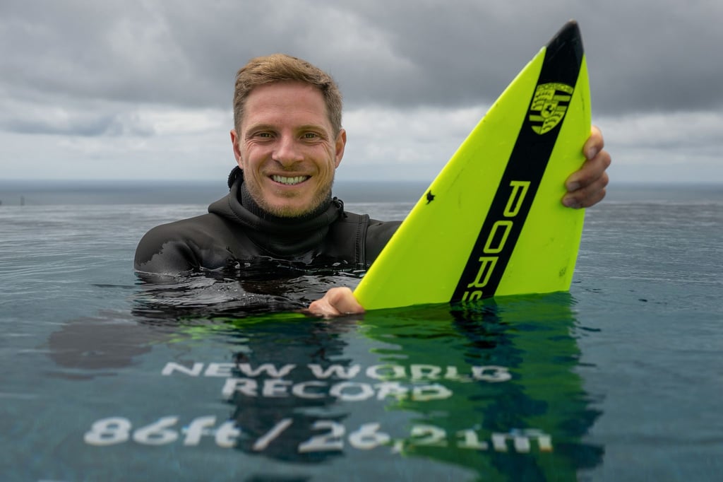 Der Surfer Sebastian Steudtner stellt mit einer berittenen Wellenhöhe 26,21 Metern einen Weltrekord auf.
