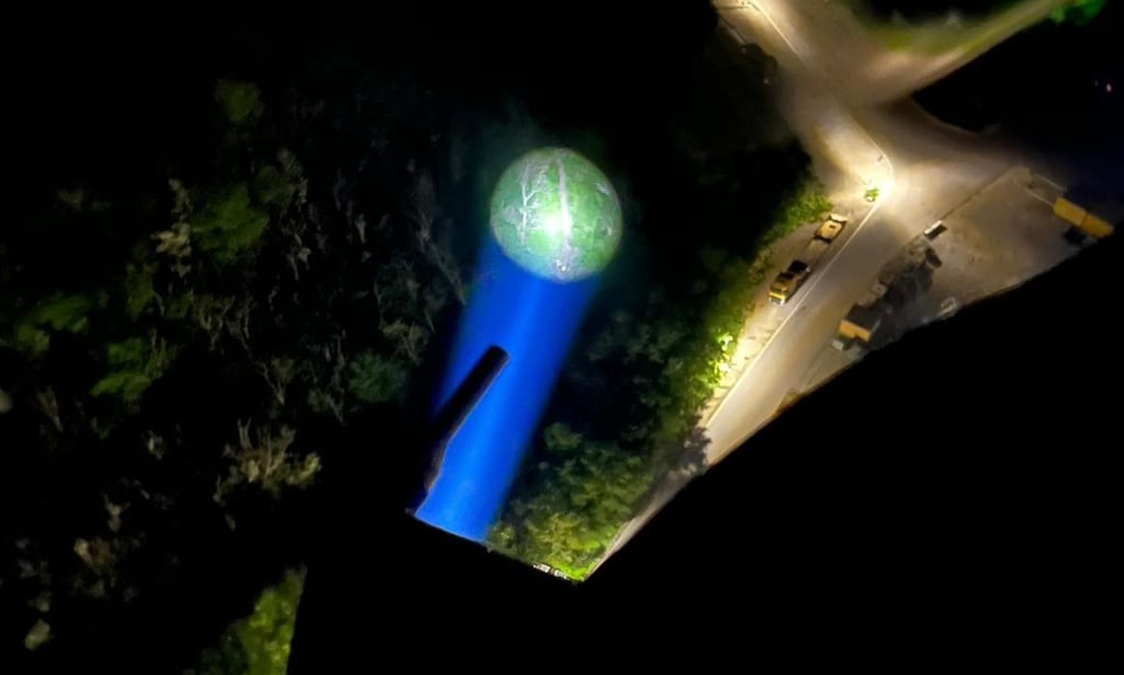 Das Originalfoto vom Nachteinsatz: Mit dem Suchscheinwerfer des Rettungshubschraubers gelang es, den schwer verletzten Radfahrer zu lokalisieren und die Einsatzkräfte am Boden zu dem Opfer zu leiten.