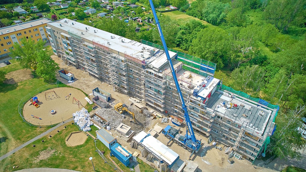 Ein Blick von oben auf den Wohnblock in der Otto-Nuschke-Straße in Hohenmölsen-Nord, der derzeit verkleinert wird.