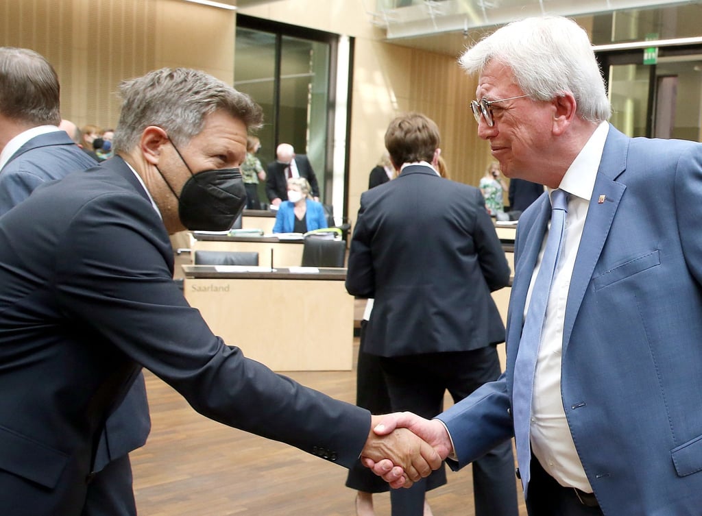 Volker Bouffier (CDU, r) begrüßt Robert Habeck.
