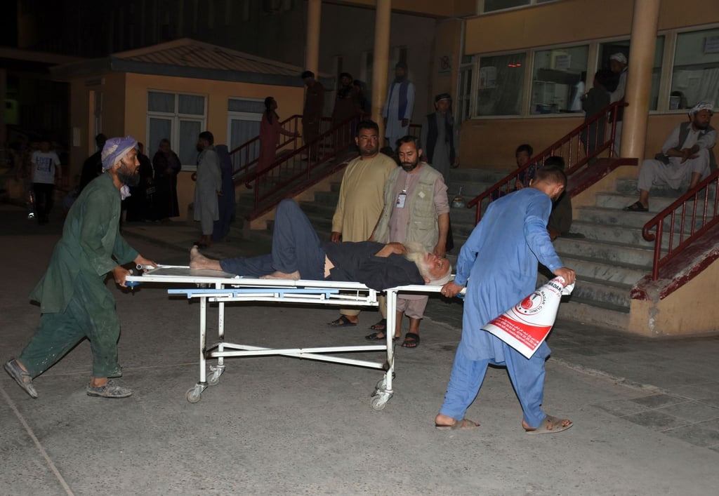 Ein Verletzter wird nach einem Bombenanschlag in Masar-e Scharif in ein Krankenhaus gebracht.
