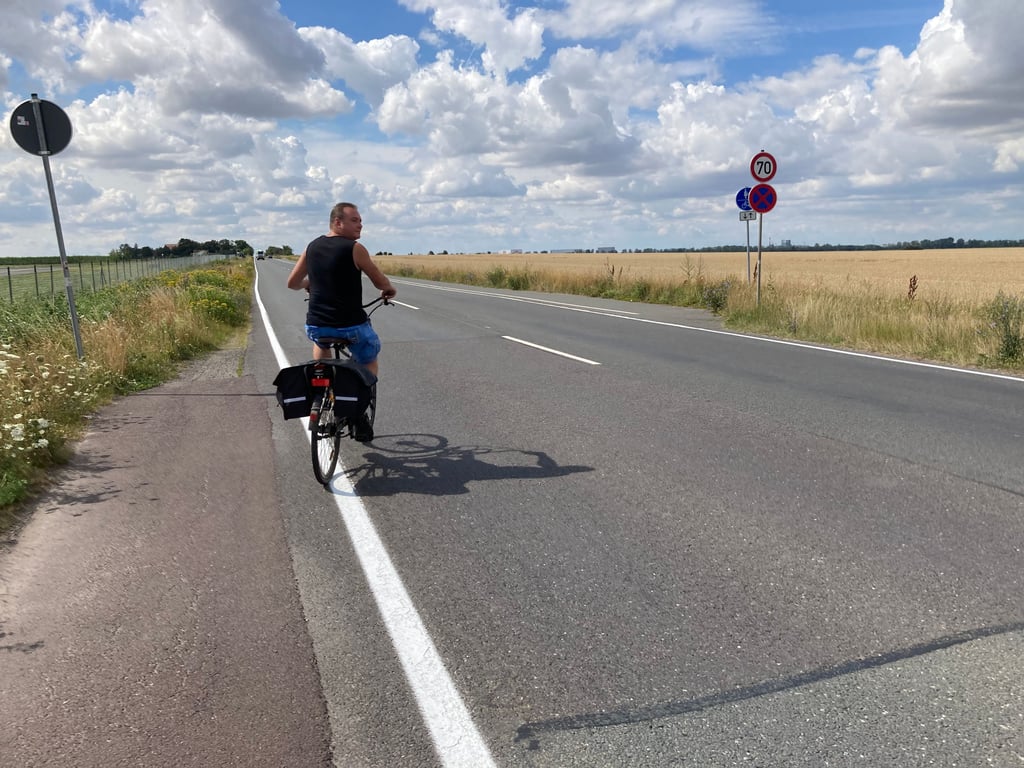 Die Querung der Landesstraße am Flugplatz in Magdeburg stellte bisher eine größere Gefahrenquelle für Radfahrer dar.