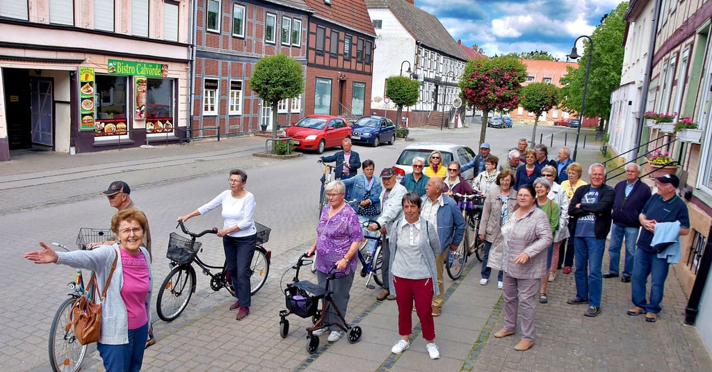 Heimatvereinsvorsitzende Christa Merker (l.) führt Geschichtsinteressierte vom Calvörder Marktplatz über die Einkaufsstraße.