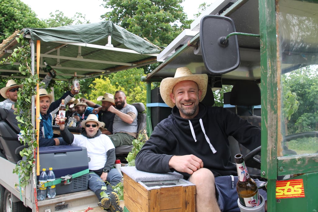 Diese Männergruppe war mit dem Trecker im Saalekreis unterwegs.