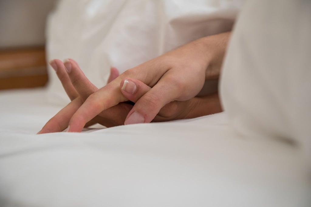 So schön das Kuscheln auch ist: Es ist eine gute Idee, nach dem Sex kurz auf die Toilette zu huschen, um sich keine Blasenentzündung einzufangen.