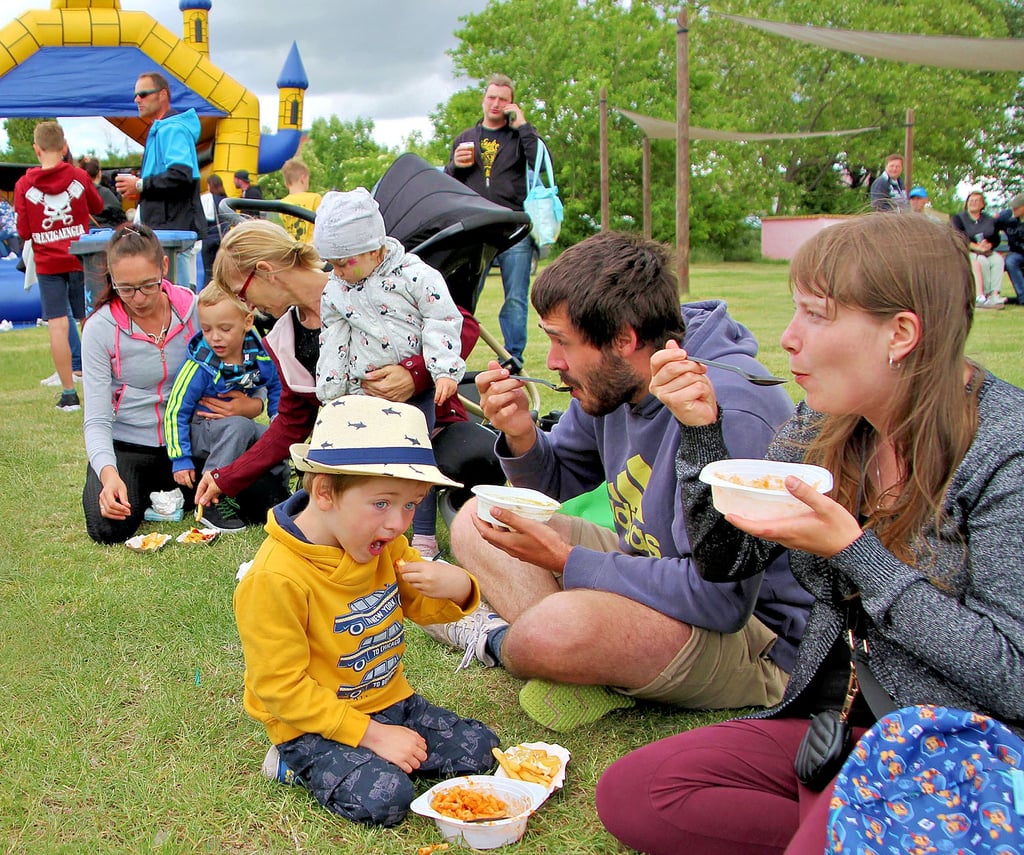 Familie Körnecke aus Wiendorf kam zur Saisoneröffnung ins Strandbad Gerlebogk, um ihren Kindern ein wenig Abwechslung bieten zu können. Sie aßen auf der großen Wiese gemeinsam Mittag.