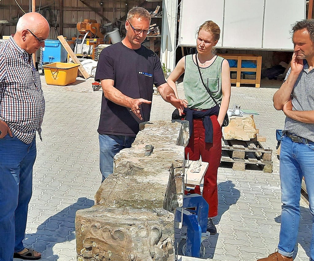 Während eines Vororttermins in den Werkstätten für Denkmalpflege wurden von den Fachleuten die Schäden am Freikreuz erläutert.