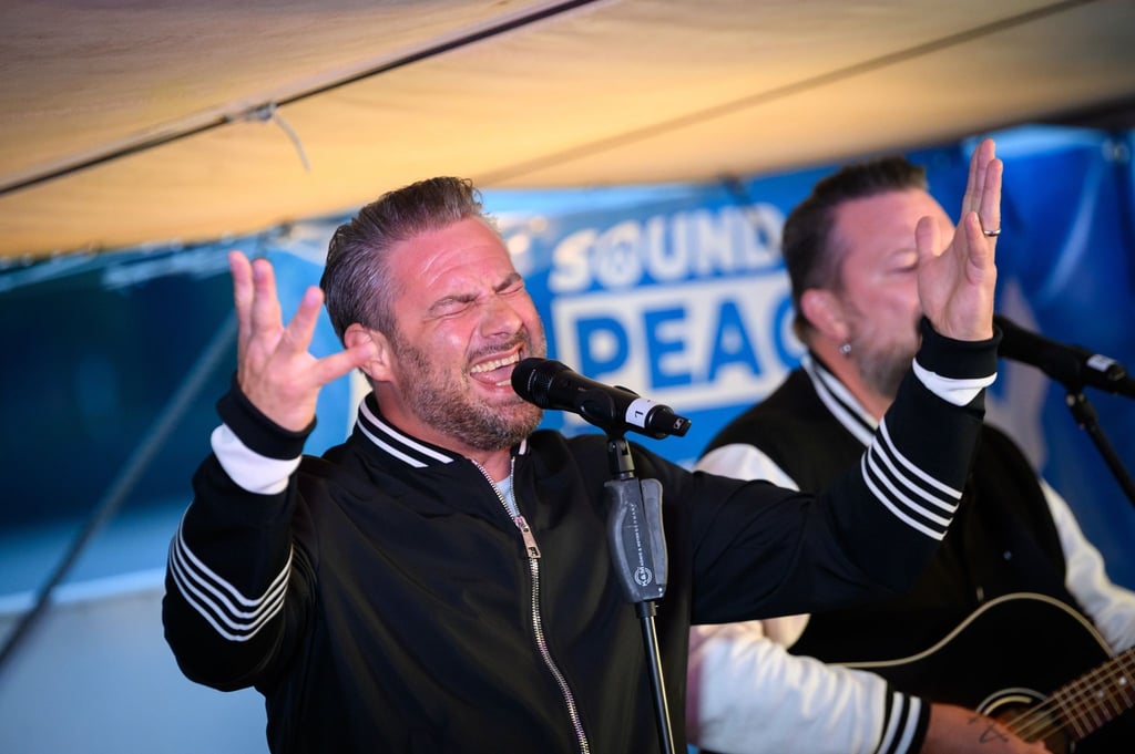 Auch Sänger Sasha ist beim Friedenskonzert „Sound of Peace“ aufgetreten.