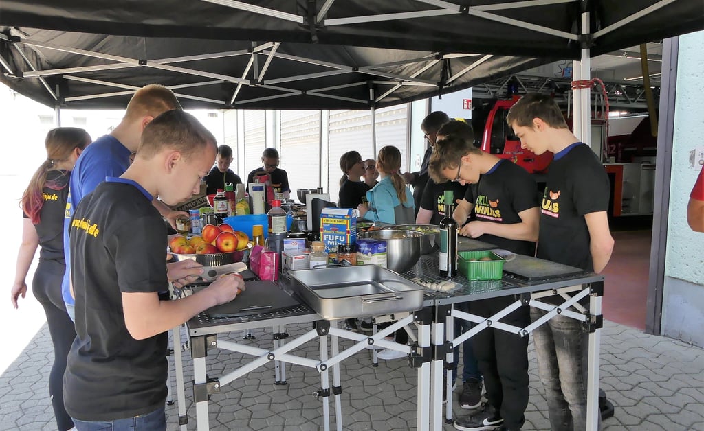 Gemüse putzen statt Löschangriff üben: Die Mitglieder des Brandschutz-Nachwuchses Oschersleben bekamen kürzlich einen Grillkursus der besonderen Art.