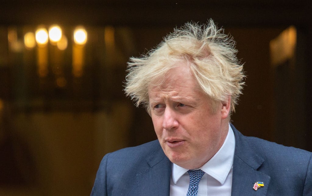 Boris Johnson, Premierminister von Großbritannien, verlässt 10 Downing Street, bevor er im britischen Parlament eine Rede anlässlich des 70. Thronjubiläums der Queen hält.