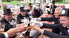 In der Innenstadt von Magdeburg traf sich diese Männerrunde gut gelaunt zum Bier. Die top gekleidete Gruppe ist seit 44 Jahren zusammen unterwegs.