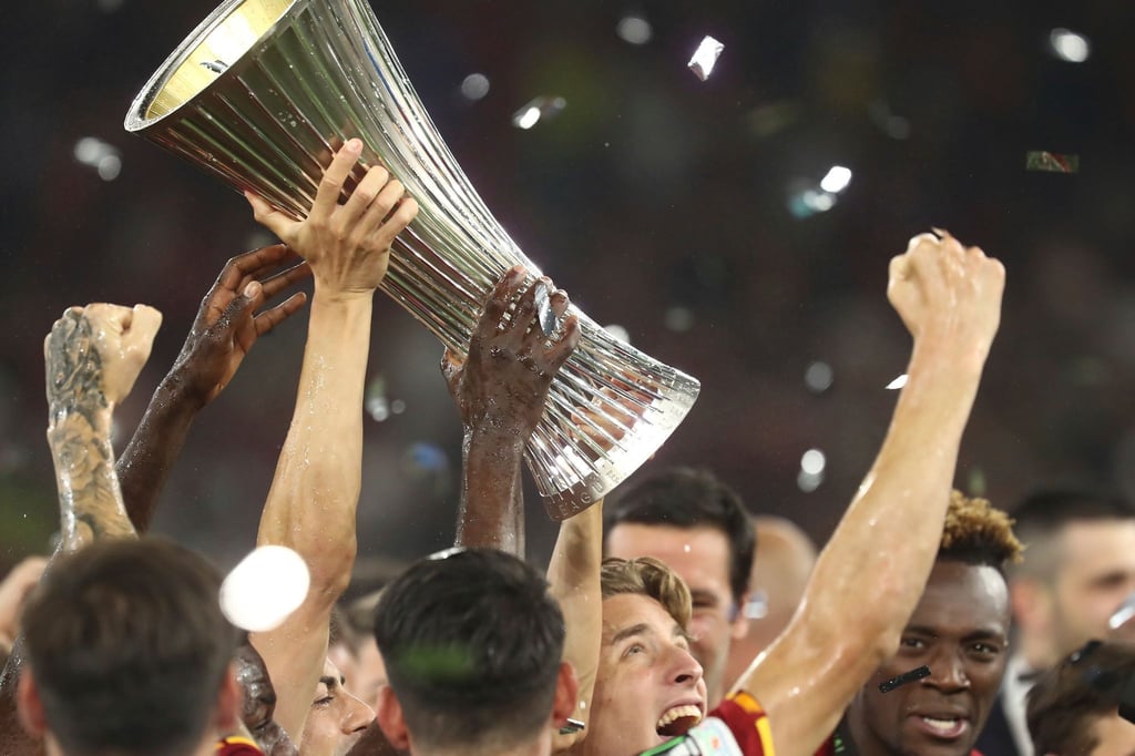 Spieler von Rom feiern mit der Trophäe.