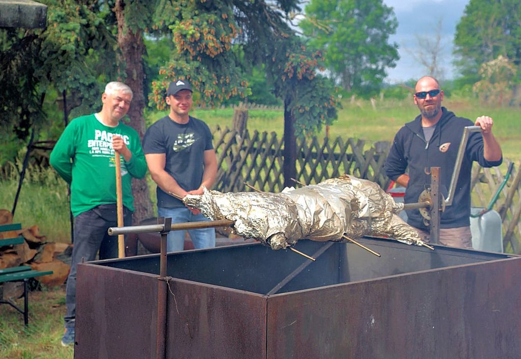 Zu Himmelfahrt gab es in Nielebock Schwein am Spieß.