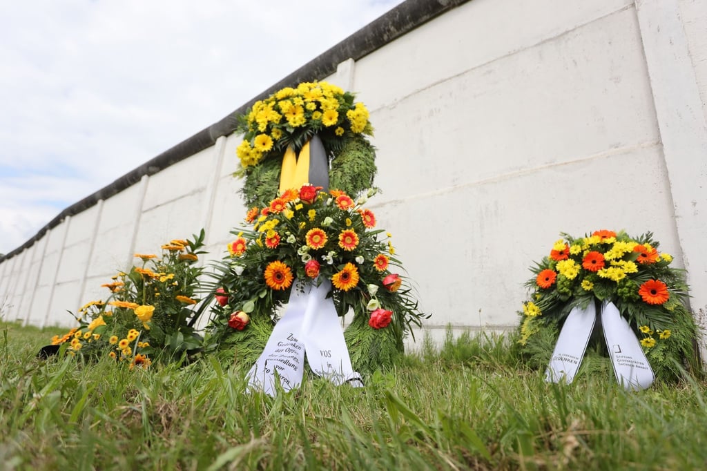 Kränze liegen am Grenzdenkmal.