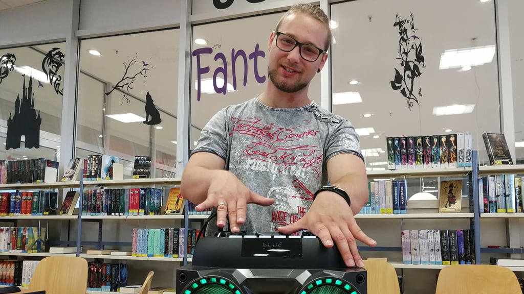 Nachwuchsrapper Justin Scherl alias Jester Jay steht in Magdeburg am Mischpult, um sich seine besten Beats zu mixen.