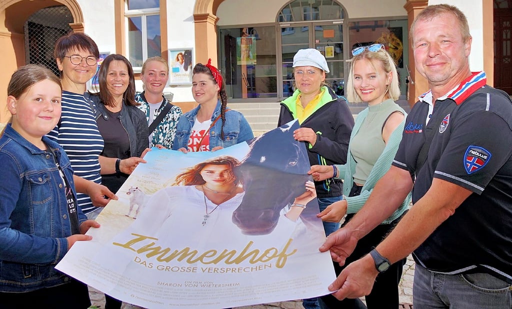 Vorfreude am Mittwochabend vor der Vorpremiere im Sangerhäuser Kino. Das Plakat hängt inzwischen auf Gut Drebsdorf.