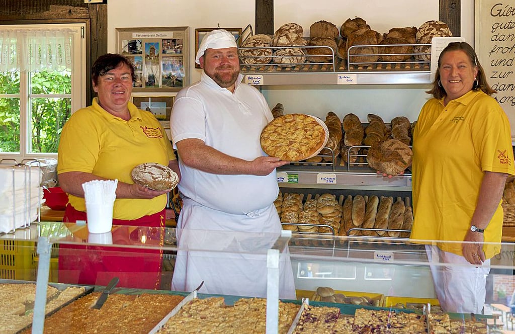 Das Team der Mühlenbäckerei präsentiert backfrische Leckereien: Madlon Bahrendt (von links), David Bahrendt, Heike Franke.