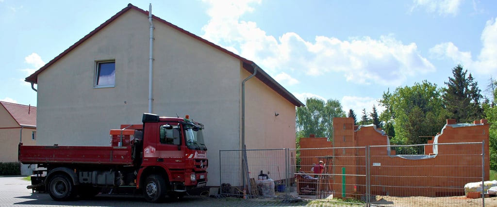 Der Anbau des Feuerwehrgerätehauses in Dahlenwarsleben wächst in die Höhe.
