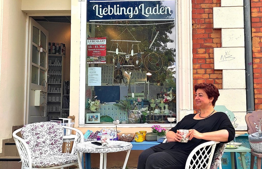 Inhaberin Brigitte Krause vor dem Lieblingsladen in der Beckstraße in Stendal.