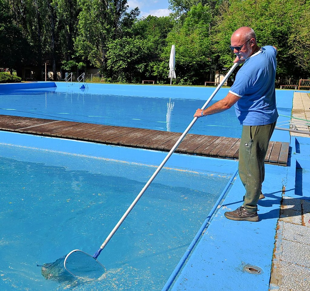 Schwimmmeister Sven Bolte und sein Kollegen Pierre Gautier (Foto) haben das Waldbad für die neue Saison gut vorbereitet. Dazu gehört auch das Wasser in den Becken sauber zu halten.