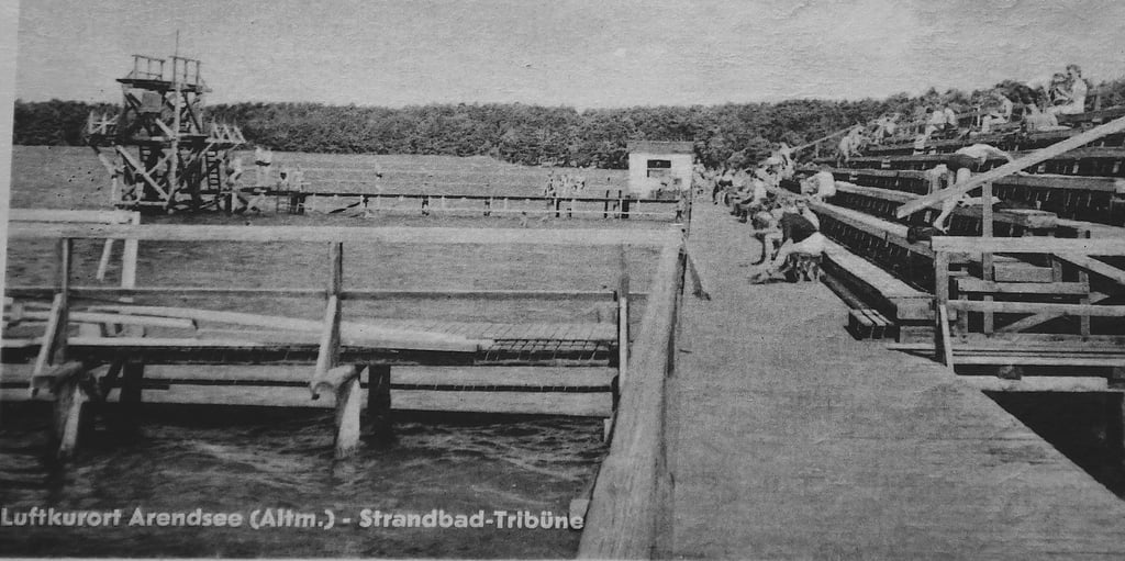 Eine Postkarte aus den 1950er Jahren: Neben der ersten Tribüne befanden sich Stege, zwischen denen Schwimmwettkämpfe stattfanden.