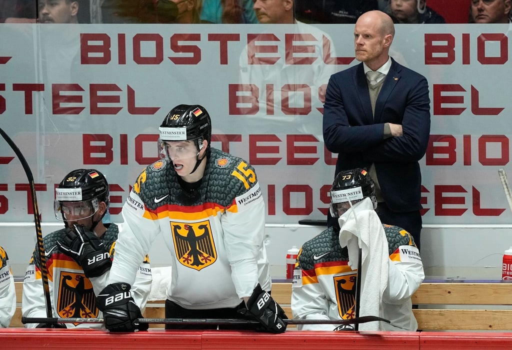 Für Bundestrainer Toni Söderholm (r) und das deutsche Team war im WM-Viertelfinale Schluss.