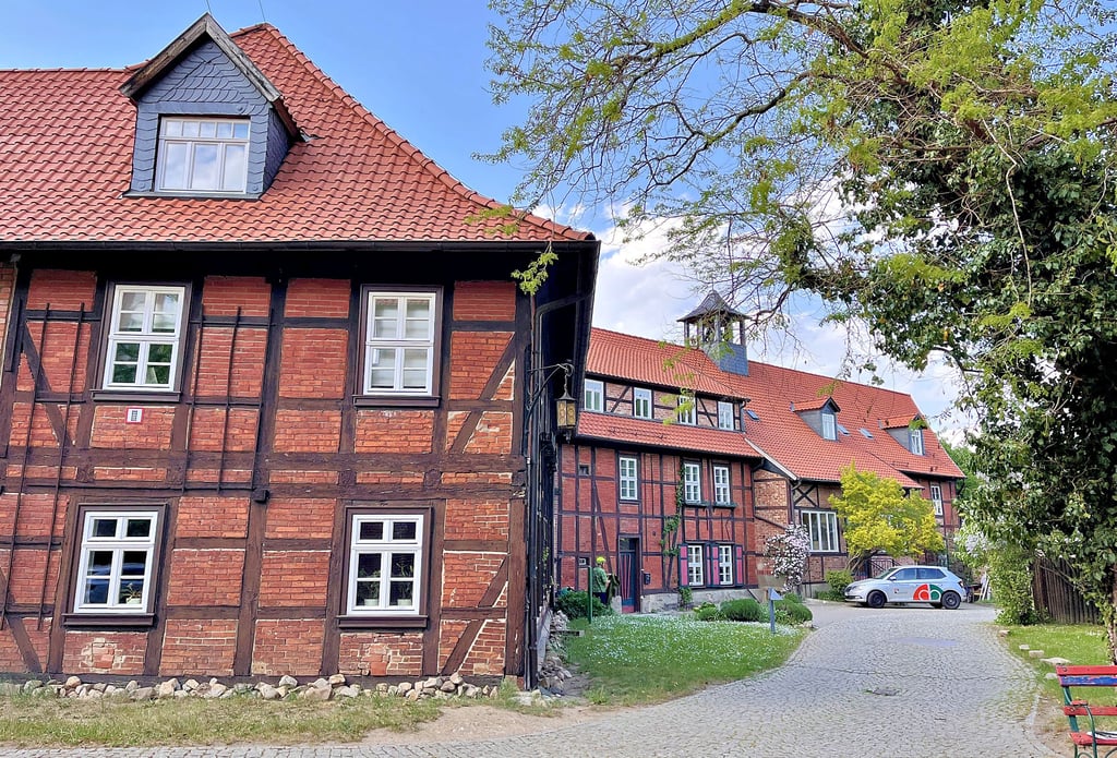 Das Brüderhaus Neinstedt, die „Keimzelle“ der Evangelischen Stiftung Neinstedt, soll saniert werden. Im Außenbereich sollen ein Sitzbereich und Fahrradstellplatz entstehen.
